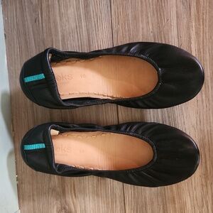 Real tieks black flats